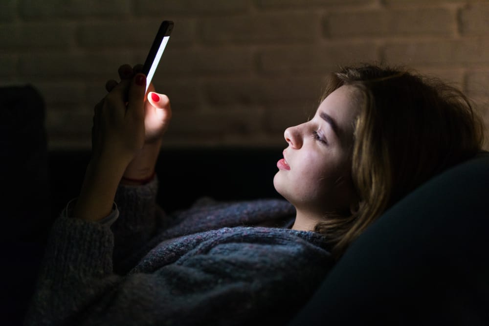 Vakarinis naršymas internete ir miego kokybė: kodėl taip sunku laiku padėti telefoną?