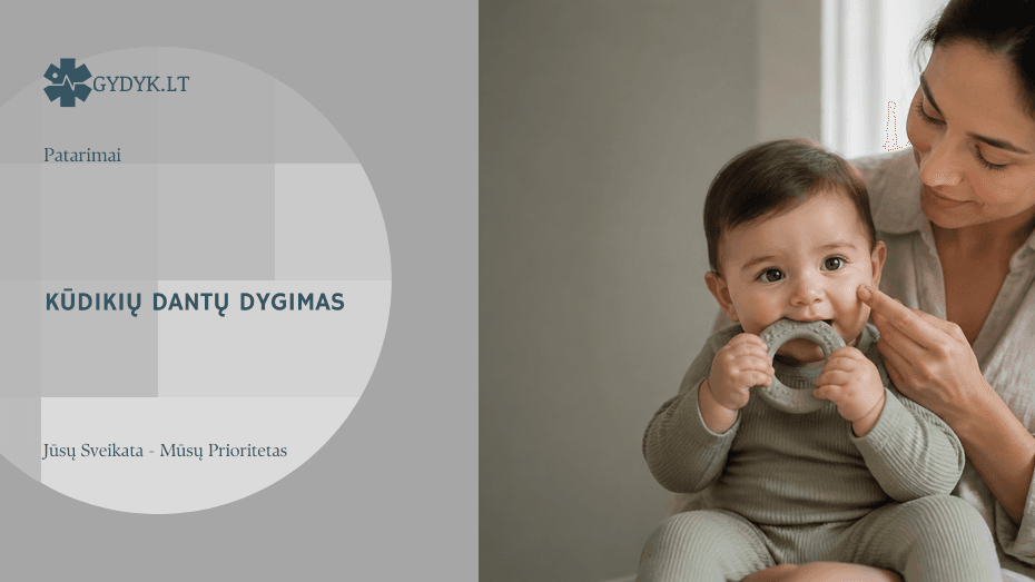 Kūdikis kramto vientisą kramtuką, sėdėdamas ant mamos kelių
