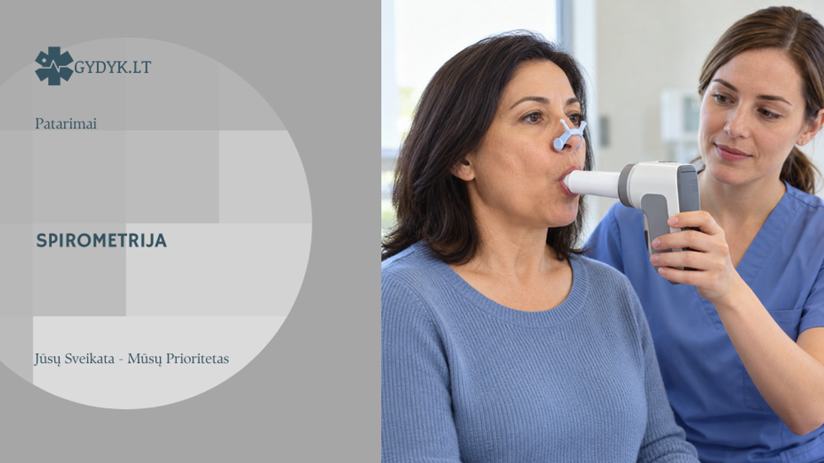 Sėdinti moteris atlieka spirometriją per kandiklį su nosies spaustuku, šalia tyrimą prižiūri slaugytoja